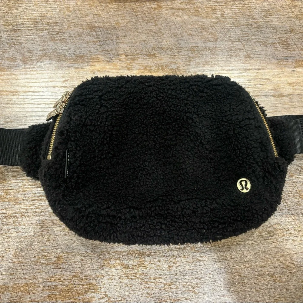 Lululemon Black Sherpa Belt Bag - Picture 1 of 3
